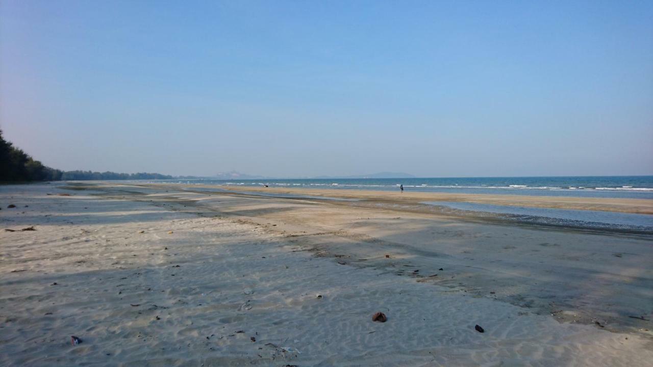 Cozy Swiss Garden Beach Resort Residence Kampung Sungai Karang Kültér fotó